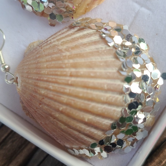 Shell earrings - Picture 4 of 4